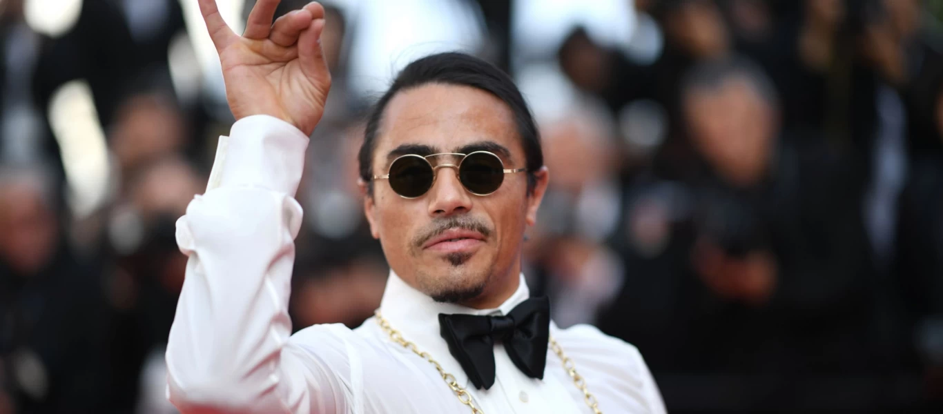 O Salt Bae τιμά τον Ν.Μαραντόνα - Ρεζερβέ για πάντα το αγαπημένο τραπέζι του Αργεντινού (βίντεο)